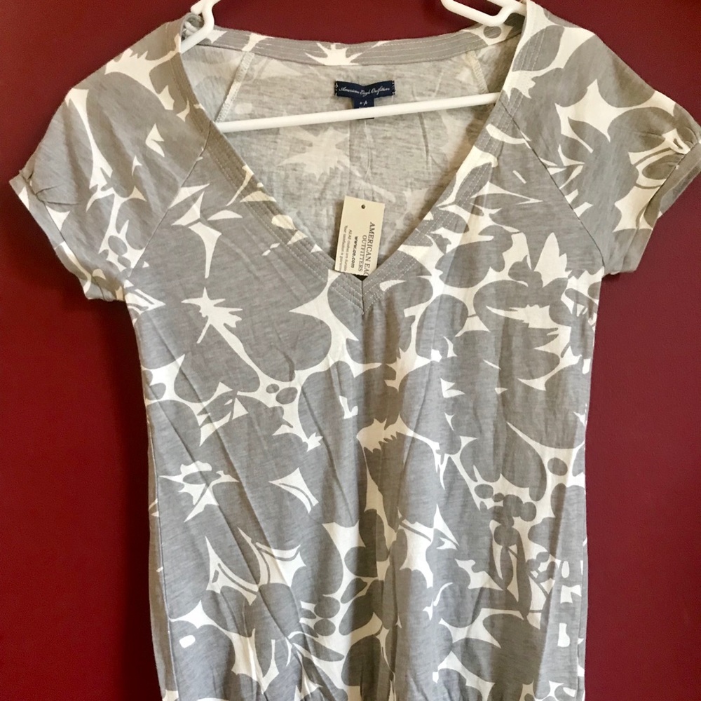NEW American Eagle Gray & White Floral Tee w/ tags